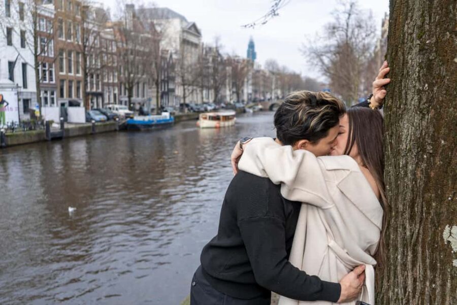Romantic Photoshoot Experience for Couples in Amsterdam - Stop 1: Huidenstraat 32 Setup and Getting Into the Flow