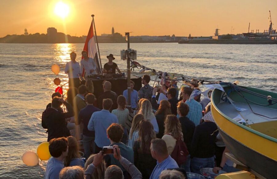 Rotterdam: Pub Cruise with Drinks and Bites - Price and value: $60 for an open-bar harbor tour