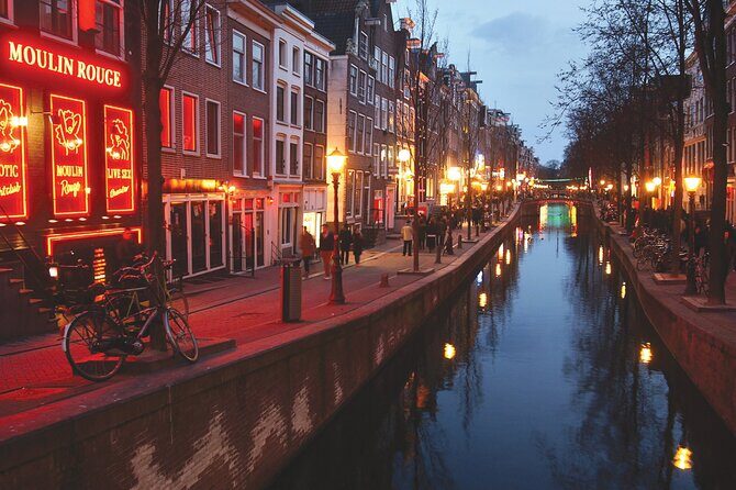 Self-Guided Audio Tour of The Red Light District - Logistics that matter: offline app, phone needs, and pacing