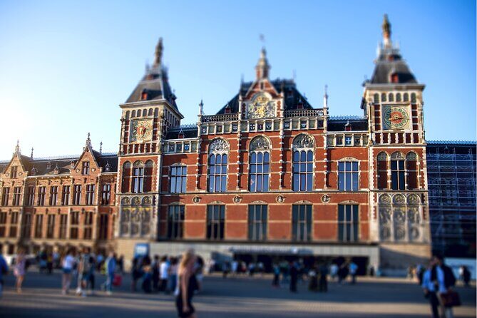 Self-guided city walking tour in Amsterdam - The best parts: trivia at the exact spot, plus “when to stop”