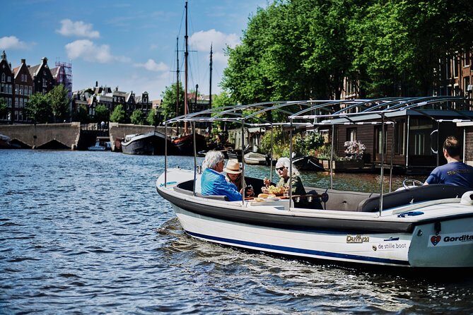 Short canal trip in German: Amsterdam in an hour - Small canals, not just another canal ride
