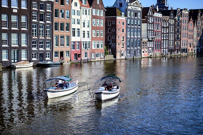Short canal trip in German: Amsterdam in an hour - Small-group comfort (and why max 10 matters)