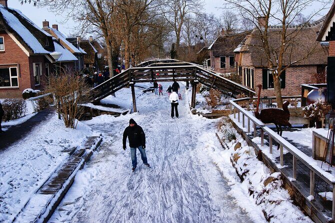 Small-Group Tour to Windmills & Giethoorn with boat tour - Making the most of the 1-hour canal cruise