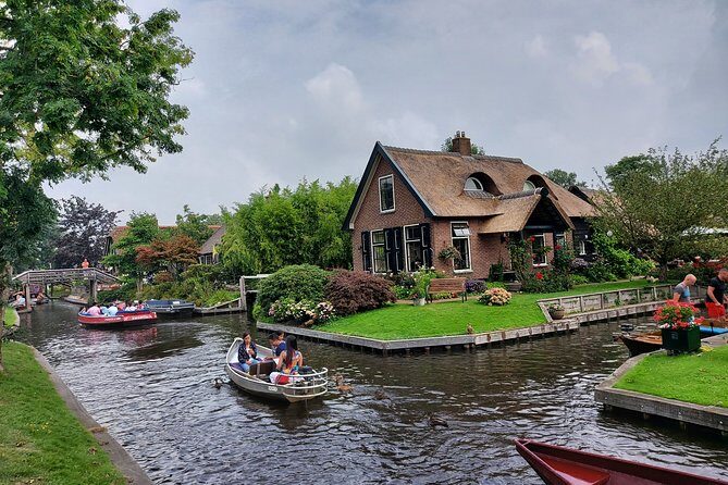 Small-Group Tour to Windmills & Giethoorn with boat tour - Wooden shoes, cheese tasting, and the small “workshop” feel