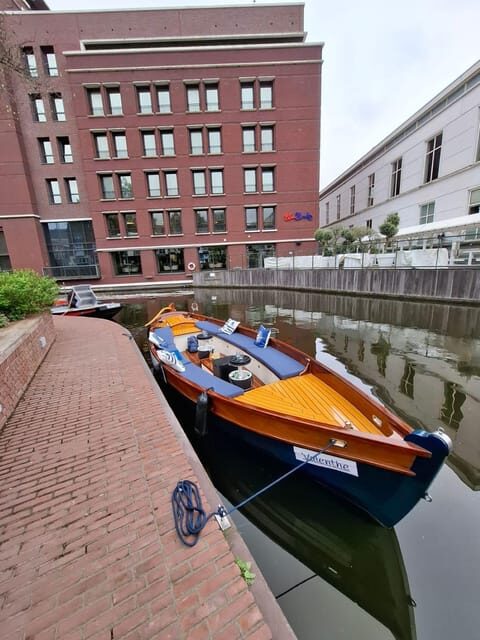 The Hague: Private Boattour up to 10 persons - Your onboard snack plan: bring your own or order bitterballen