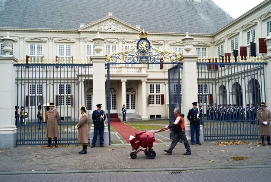The Hague Walking Tour - Getting started: hotel pickup versus Den Haag Centraal meeting point
