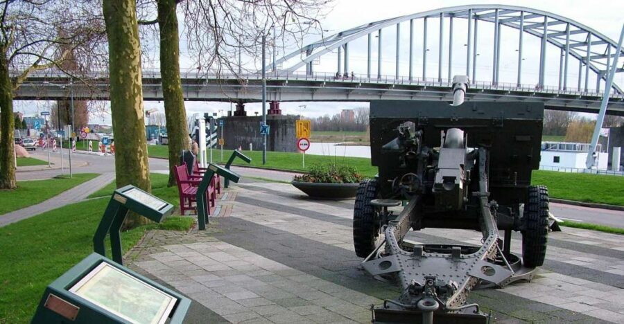 The Netherlands: WW2 Private Day Trip - Hotel pickup and private driving: the calm way to see two cities