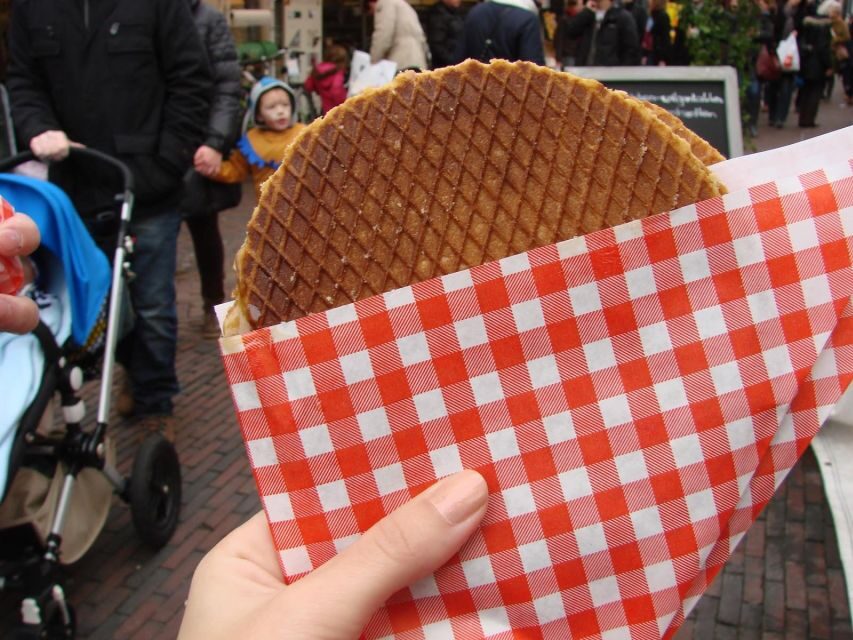 Utrecht - Food Tour: Try out 6 dutch bites - Stroopwafel at the Vredenburg Market: watching the dough become dessert