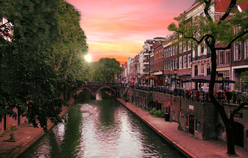 Utrecht: Guided Highlights Walking Tour - Utrecht’s canals and the upper-and-lower street trick