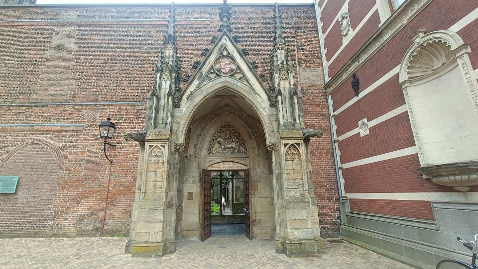 Utrecht: Guided Highlights Walking Tour - Library Neude, bridges, and photo-stop architecture