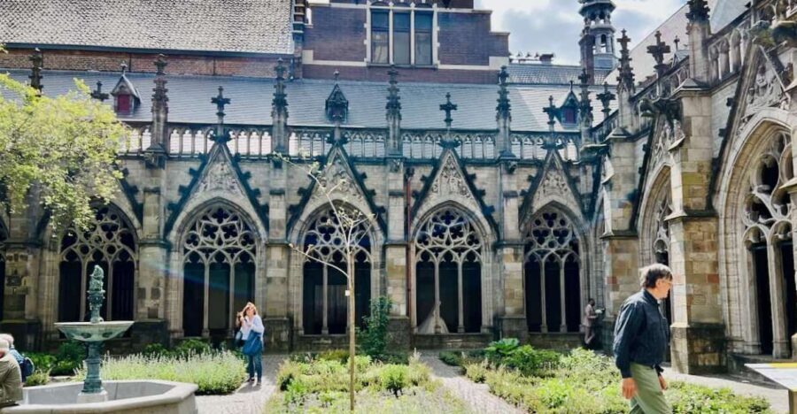 Utrecht: Highlights and Secrets with a Walking Tour - What this 1.5-hour walk is like day-of