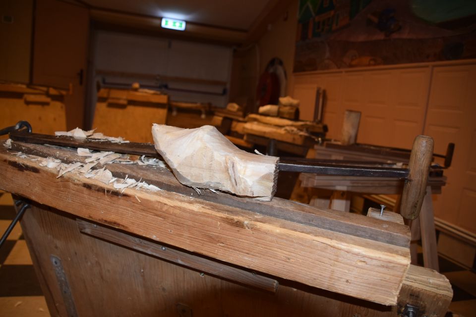 Volendam: 2-Hour Clogmaking Workshop and Cheese Tour - Language, pace, and equipment: how to avoid a frustrating visit