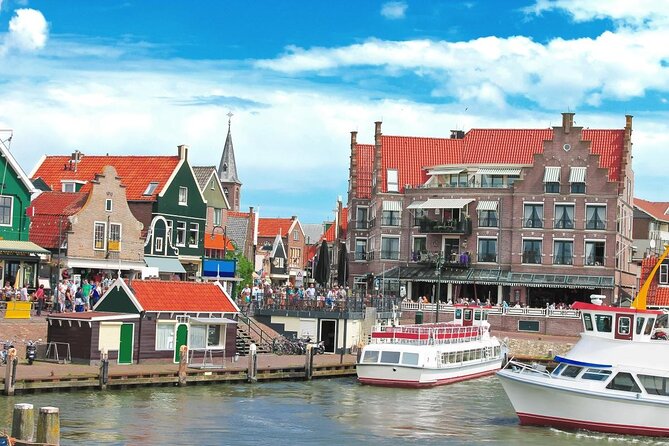 Volendam: E-bike rental with suggested countryside- and fisherman village route - Key highlights to look for