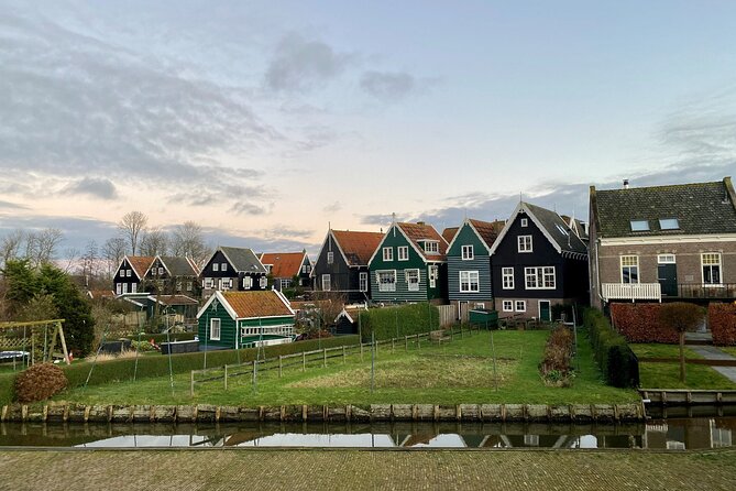 Volendam: E-bike rental with suggested countryside- and fisherman village route - Edam in About an Hour: Canals, Old Alleys, and Cheese Market Time