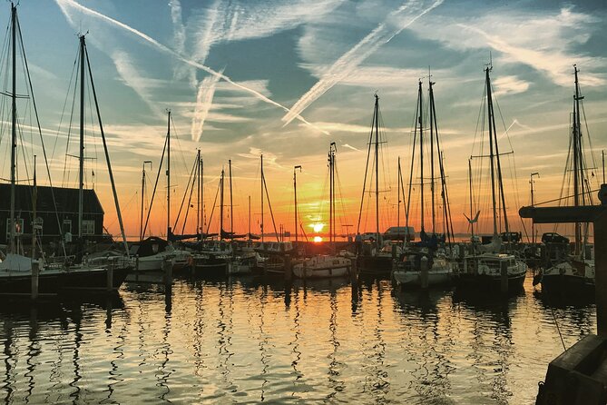 Volendam: E-bike rental with suggested countryside- and fisherman village route - Monnickendam: Bronze-Brick Streets, Old Harbour Boats, and Beer Brewery Views