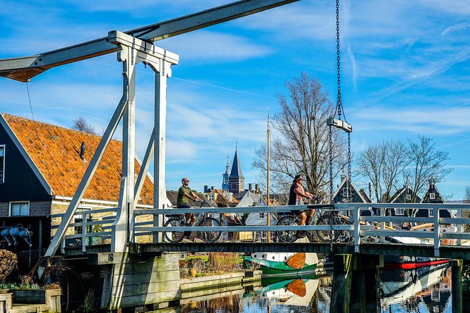 Volendam: E-bike rental with suggested countryside- and fisherman village route - The Countryside and Dikes: Windmill Views, Livestock, and Sea-Level Lessons