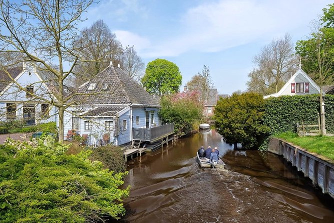 Volendam & Marken Private Tour in luxury Jaguar S Type 1/2 day - Broek in Waterland and Monnickendam: short stops with big charm