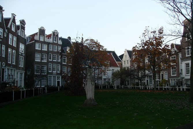 Walking tour of 2 hours of the highlights of Amsterdam - Begijnhof and the Quiet Power of Courtyards